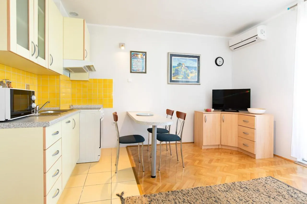Apartment Mara Krk Town 0*,